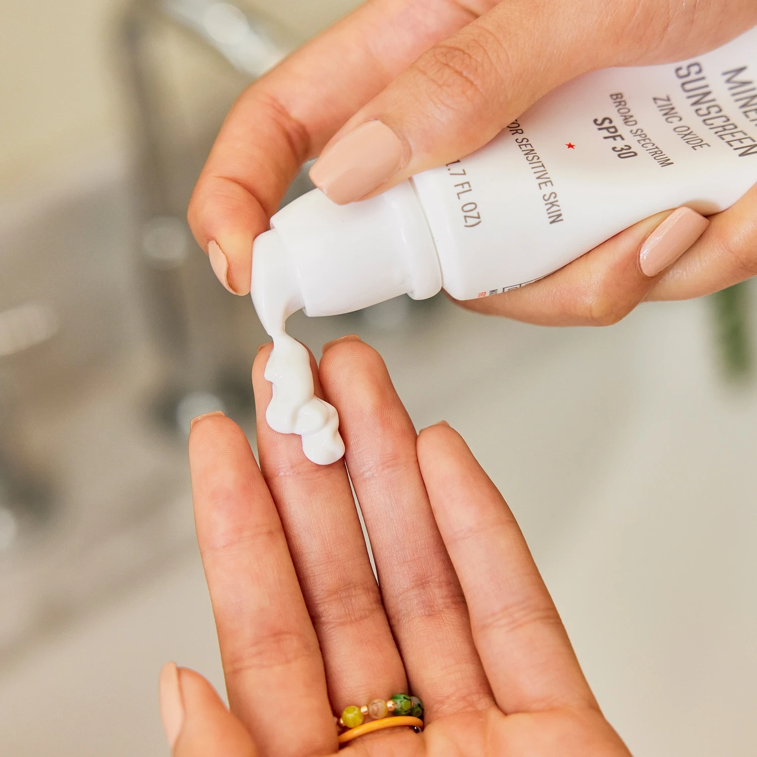 First Aid Beauty MINERAL SUNSCREEN ZINC OXIDE BROAD SPECTRUM SPF 30 3 First Aid Beauty MINERAL SUNSCREEN ZINC OXIDE BROAD SPECTRUM SPF 30 - Image 2